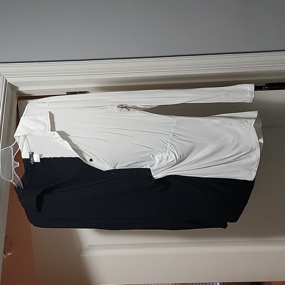 Venus black and white top